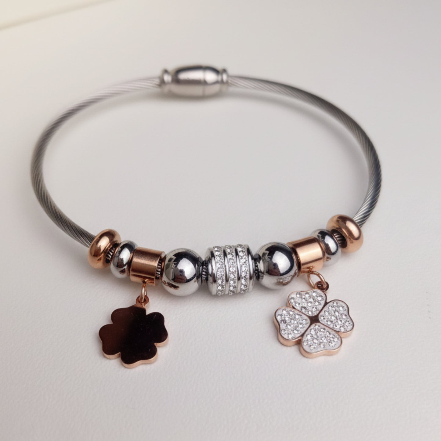 BRACCIALE IN ACCIAIO SILVER RIGIDO CON CIONDOLI A QUADRIFOGLIO