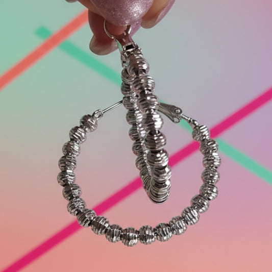 ORECCHINI DONNA A CERCHIO IN ACCIAIO SILVER CON SFERE LAVORATE-ELEGANTI E DI TENDENZA