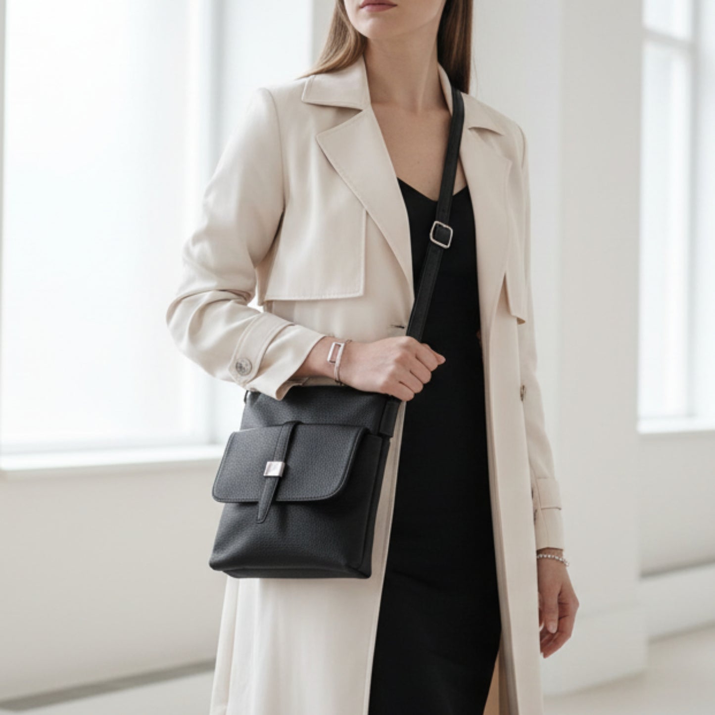 BORSA NERA A TRACOLLA ORGANIZER CON TASCHE E TRACOLLA REGOLABILE