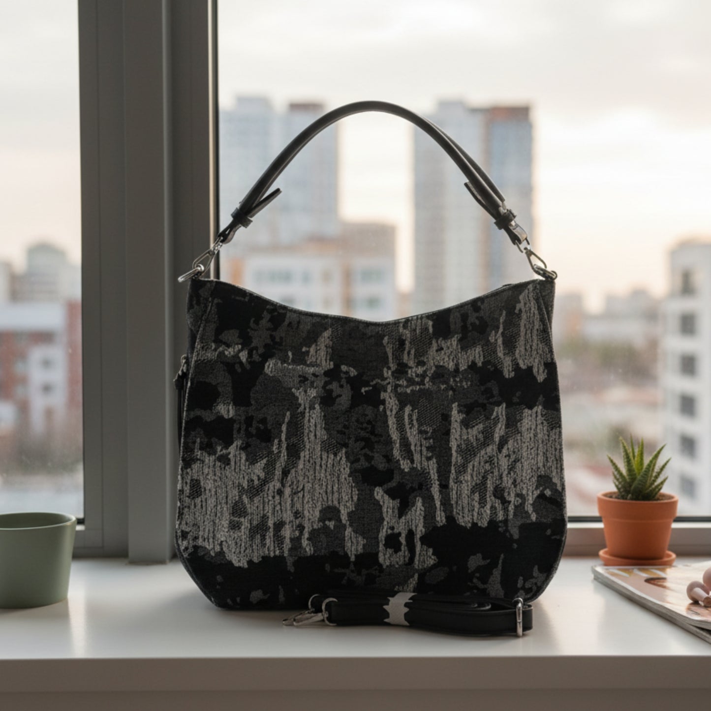 BORSA IN JEANS CAPIENTE CON TRACOLLA REMOVIBILE-PRATICA,MODERNA E DI TENDENZA