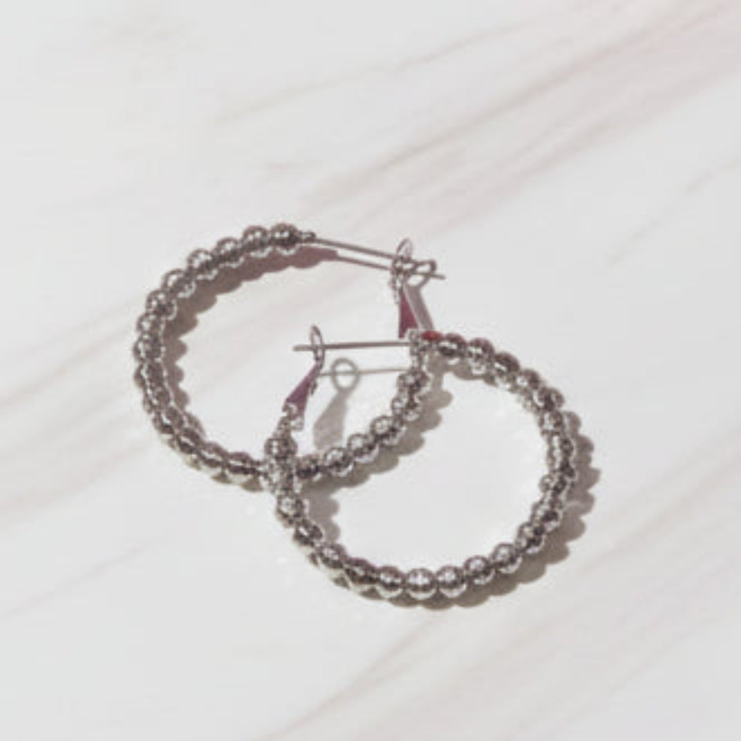 ORECCHINI DONNA A CERCHIO IN ACCIAIO SILVER CON SFERE LAVORATE-ELEGANTI E DI TENDENZA