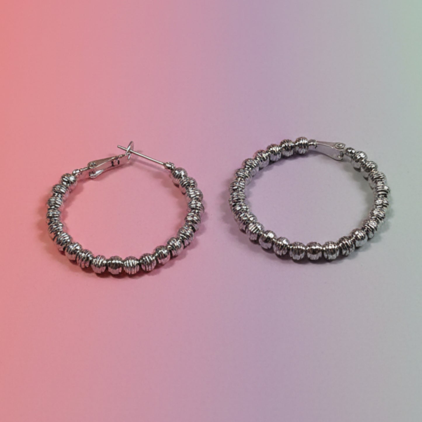 ORECCHINI DONNA A CERCHIO IN ACCIAIO SILVER CON SFERE LAVORATE-ELEGANTI E DI TENDENZA