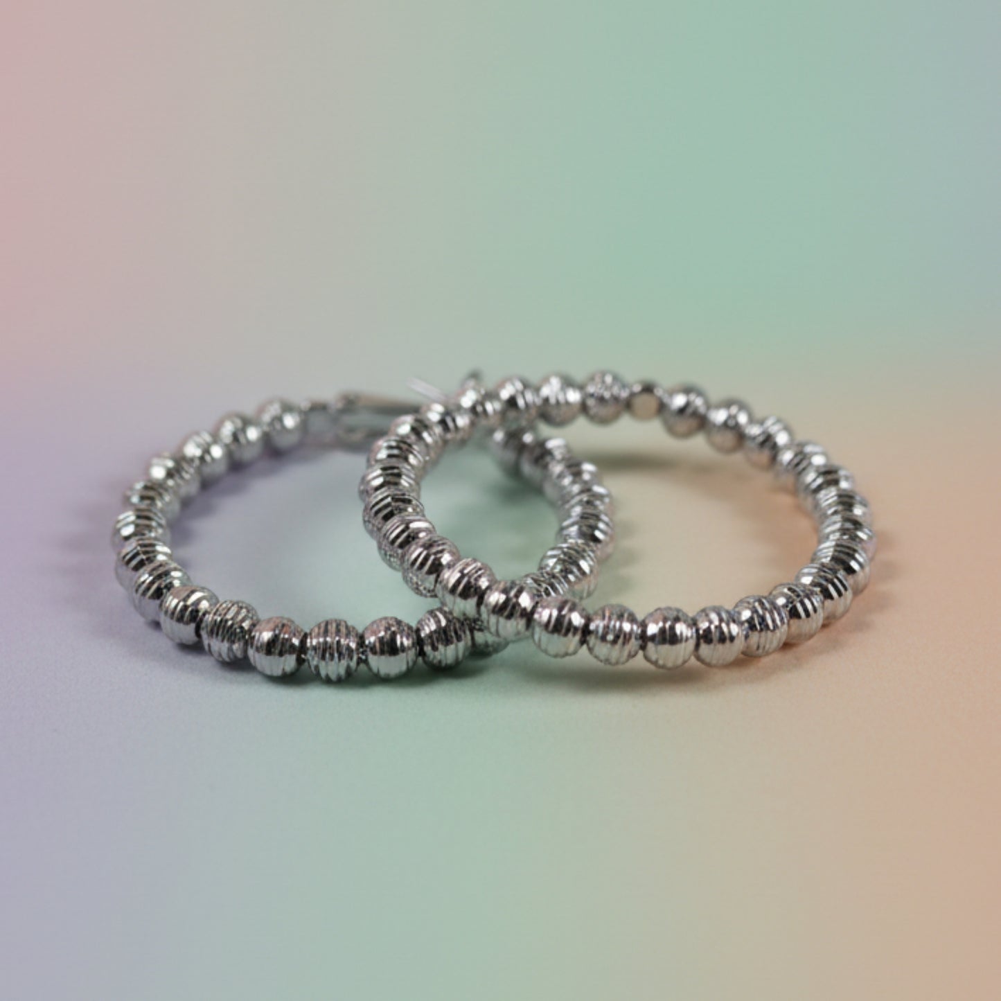 ORECCHINI DONNA A CERCHIO IN ACCIAIO SILVER CON SFERE LAVORATE-ELEGANTI E DI TENDENZA