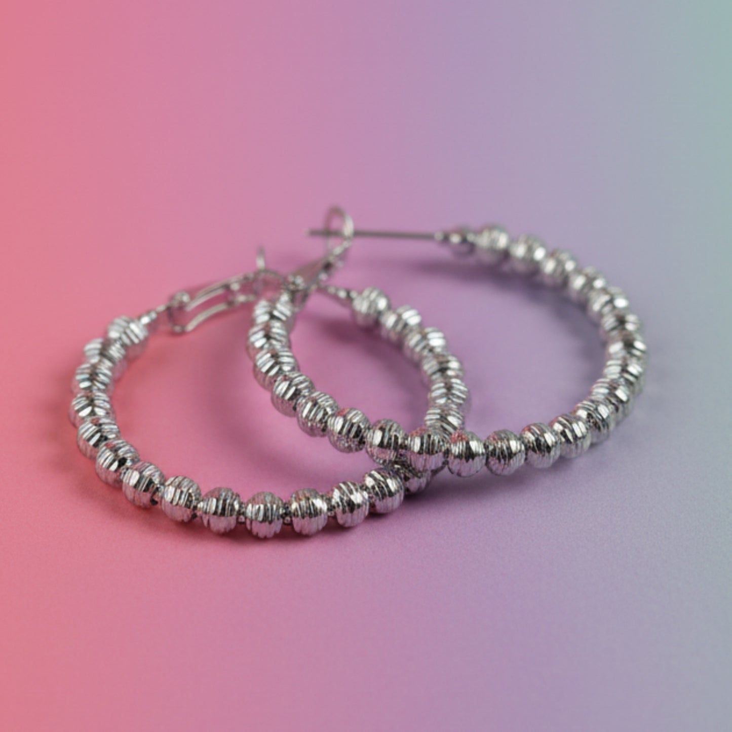 ORECCHINI DONNA A CERCHIO IN ACCIAIO SILVER CON SFERE LAVORATE-ELEGANTI E DI TENDENZA