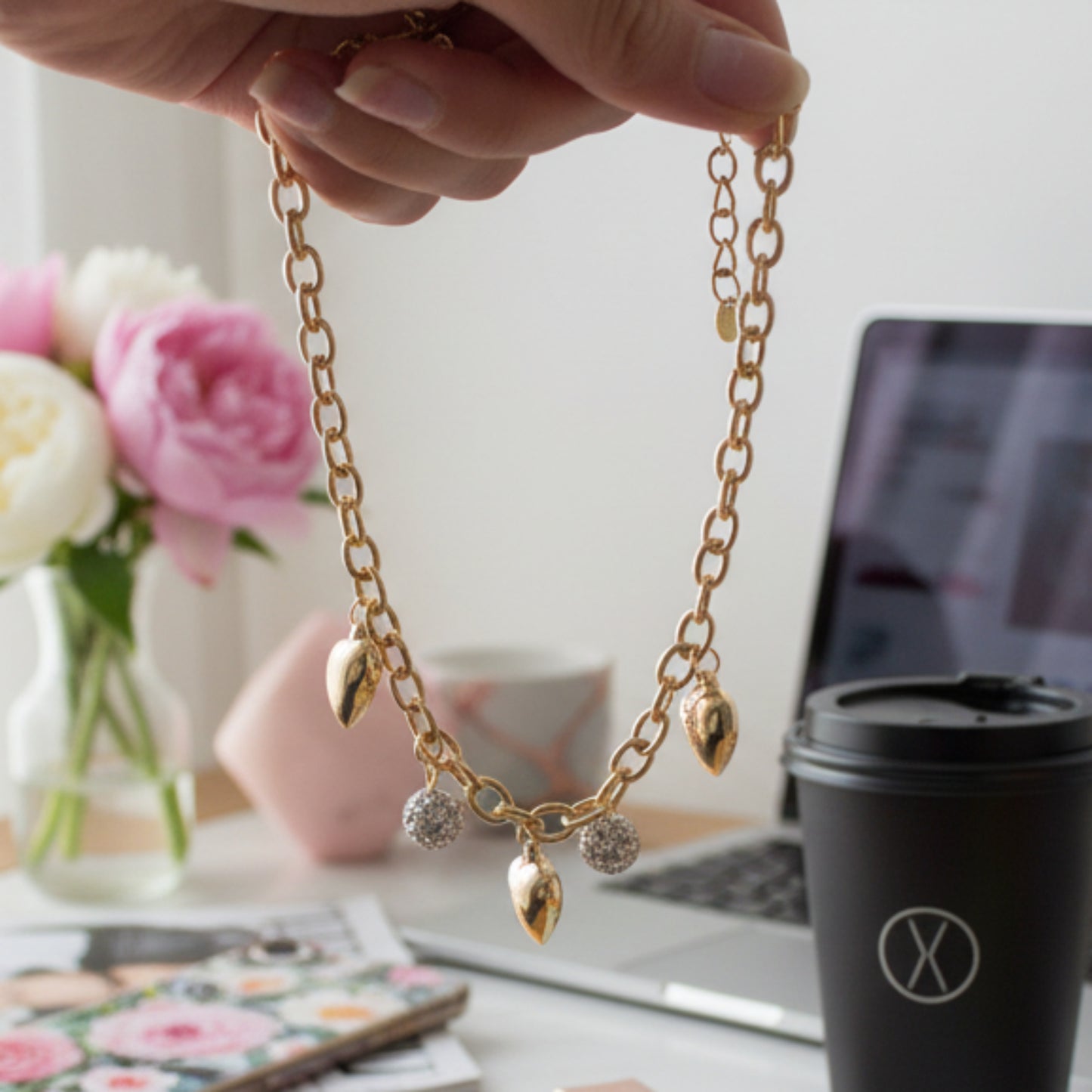 BRACCIALE ACCIAIO CON CHARM A CUORE E SFERE CON BRILLANTINI-DI TENDENZA