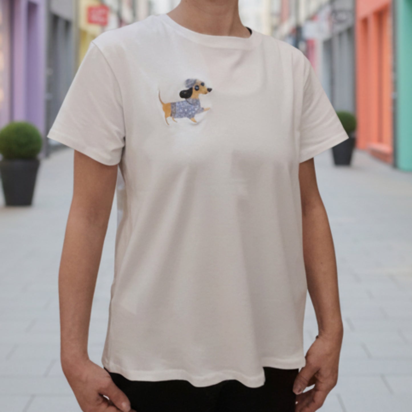 T-SHIRT BIANCA CON BASSOTTO RICAMATO - MADE IN ITALY - COTONE STRETCH