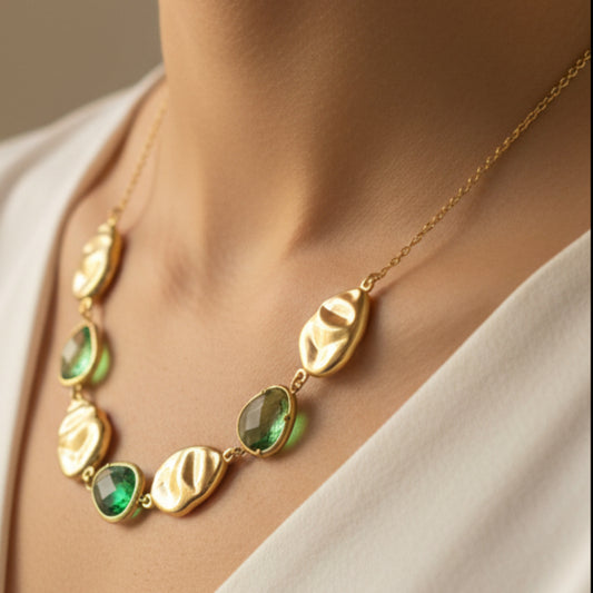 COLLANA IN ACCIAIO GOLD CON PIETRE COLORATE E INSERTI MARTELLATI
