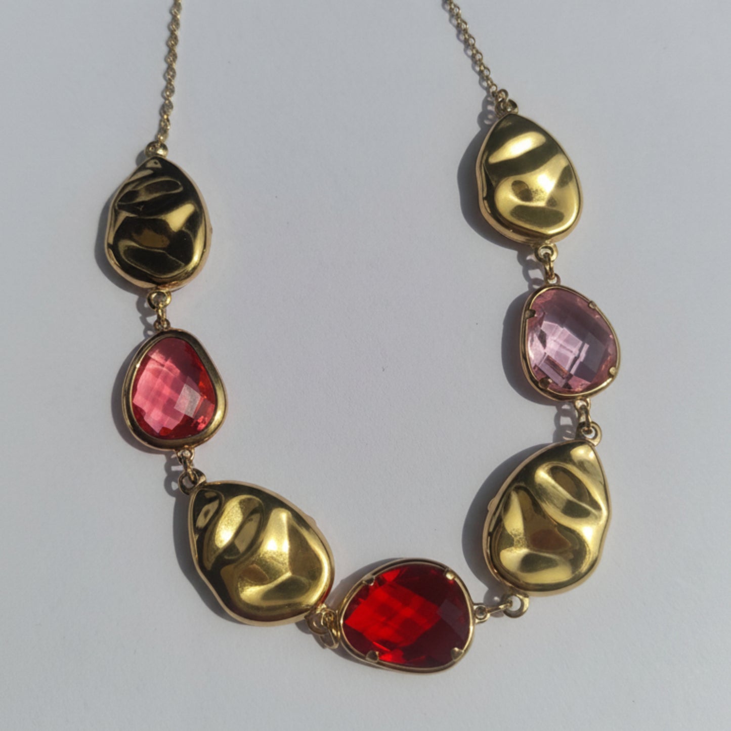 COLLANA IN ACCIAIO GOLD CON PIETRE COLORATE E INSERTI MARTELLATI