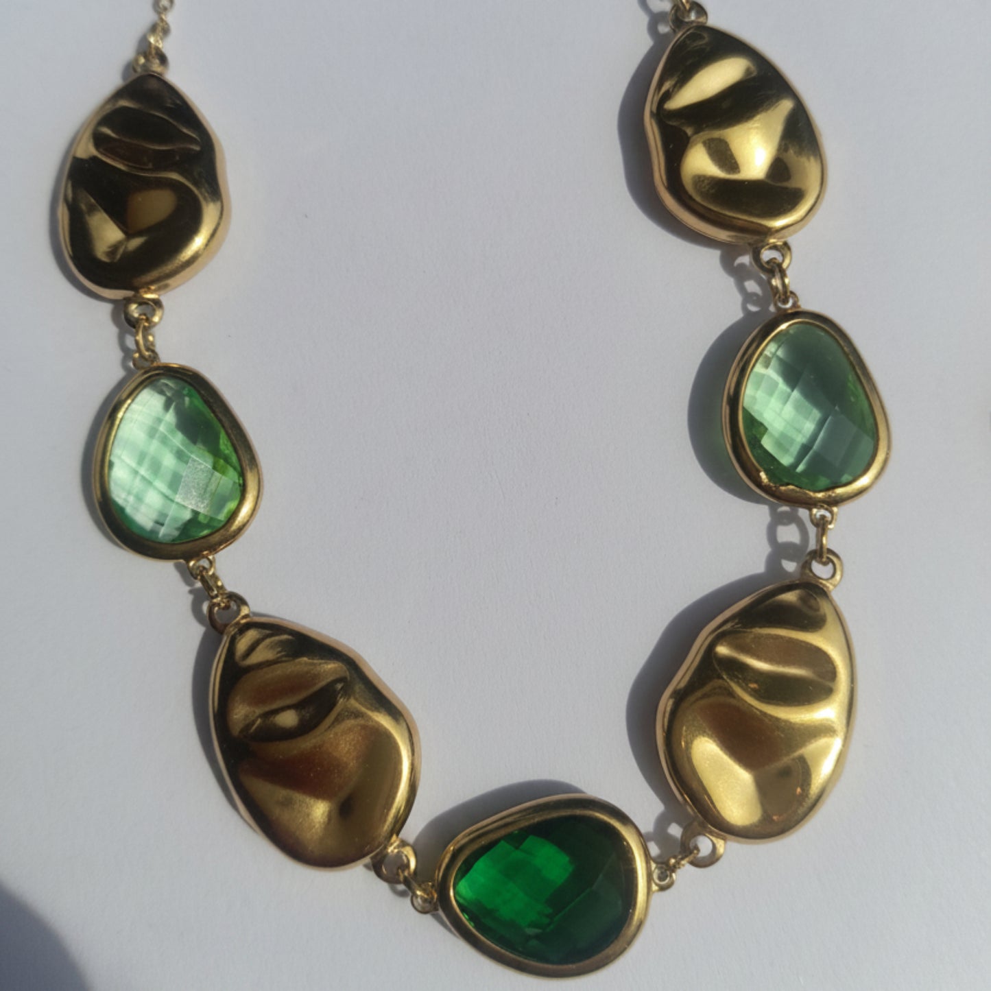 COLLANA IN ACCIAIO GOLD CON PIETRE COLORATE E INSERTI MARTELLATI