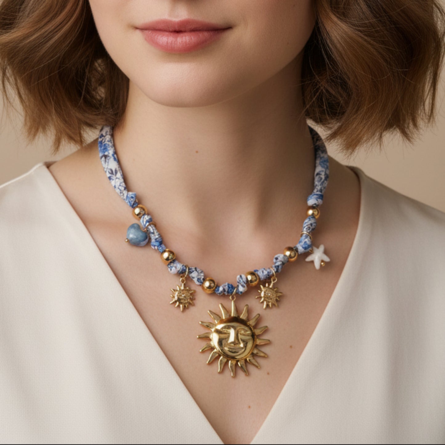 COLLANA SOLE CON TESSUTO FANTASIA BLU E BIANCO IN ACCIAIO GOLD REGOLABILE