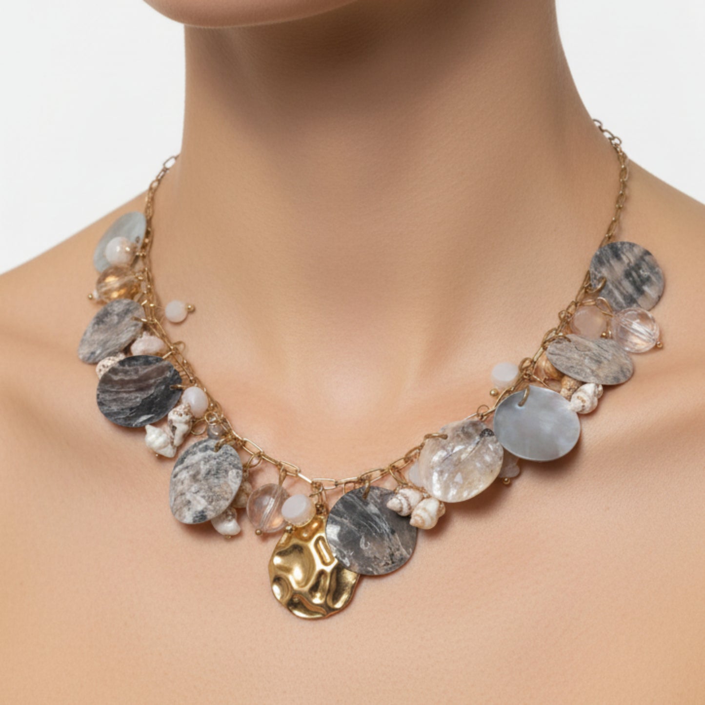 COLLANA ESTIVA GOLD IN ACCIAIO REGOLABILE CON CONCHILE E CIONDOLO MARTELLATO