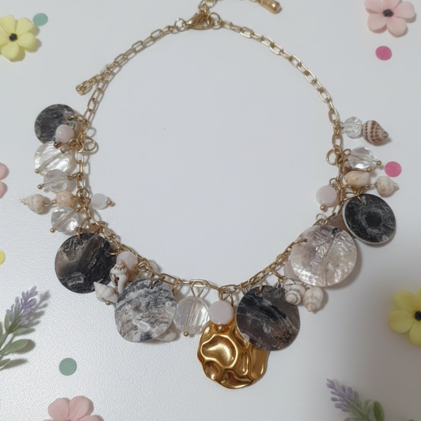 COLLANA ESTIVA GOLD IN ACCIAIO REGOLABILE CON CONCHILE E CIONDOLO MARTELLATO