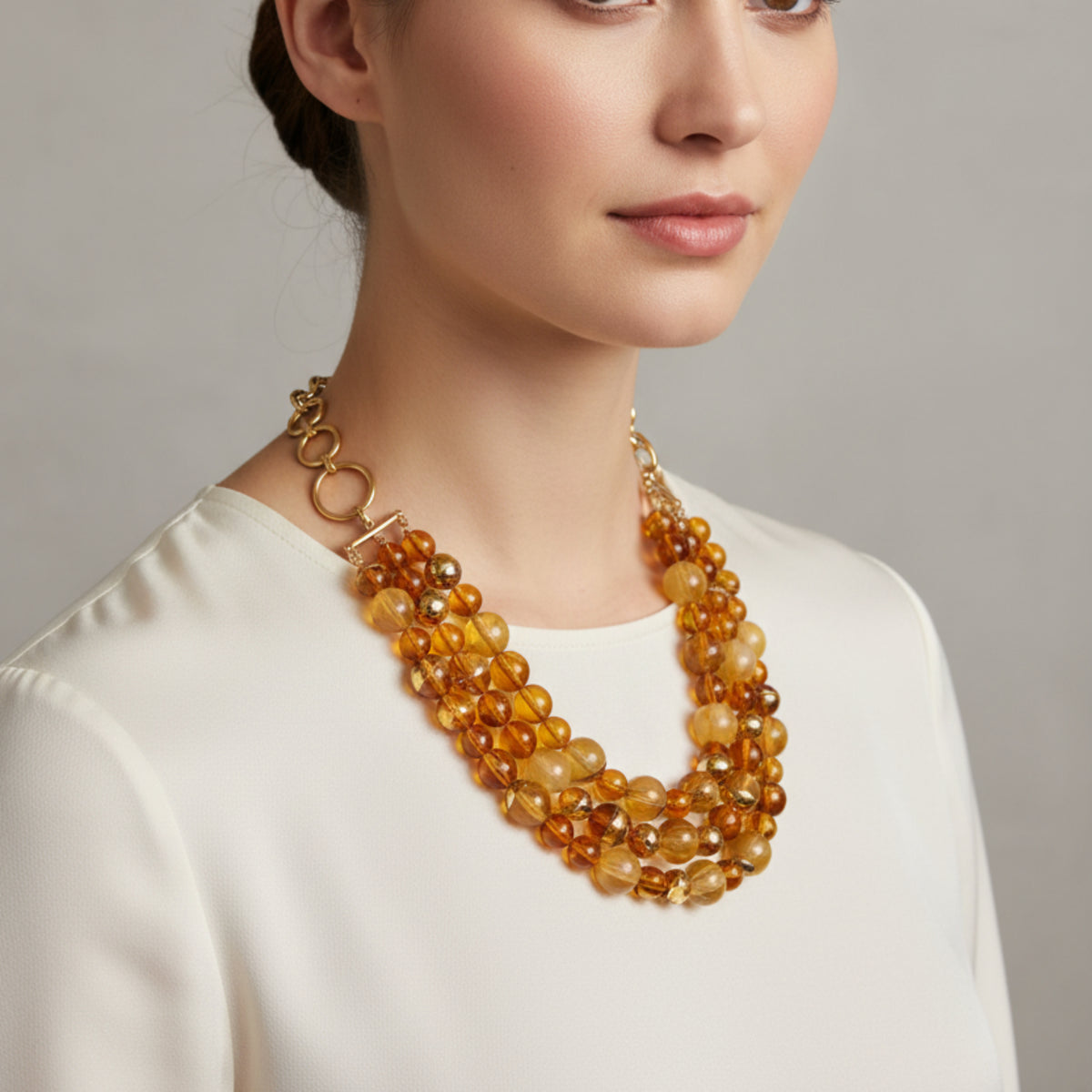 COLLANA CON PIETRE EFFETTO AMBRA A 3 FILI E CHIUSURA A CATENA IN ACCIAIO